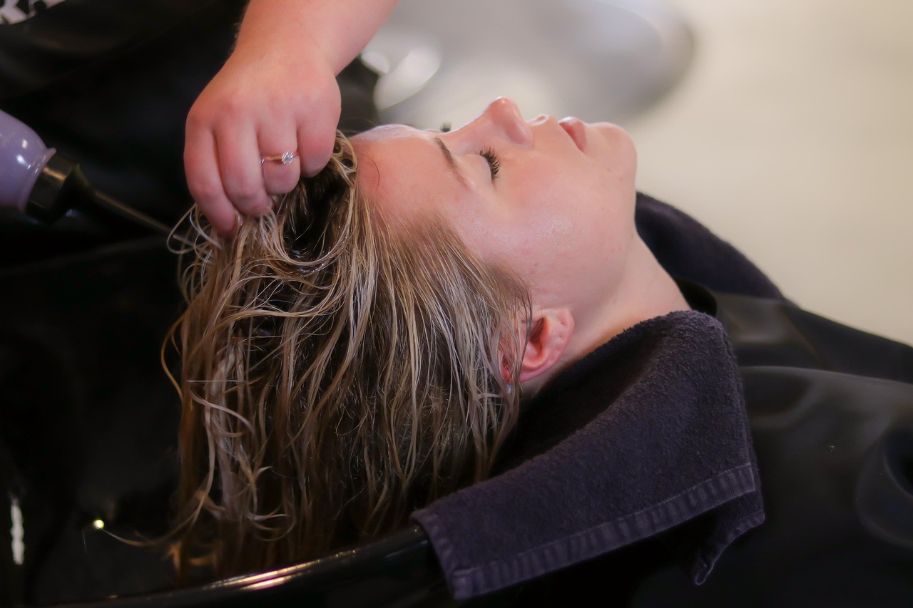 Dicas para Lavar o Cabelo Corretamente Após a Escova